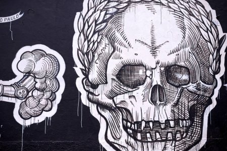 Téléchargez les photos : Graffiti, peinture murale et murale dans le quartier avec illustration du crâne et créativité dans la ville. Urbain, art et noir et blanc sur une rue avec dessin à Sao Paulo en plein air avec tag design. - en image libre de droit