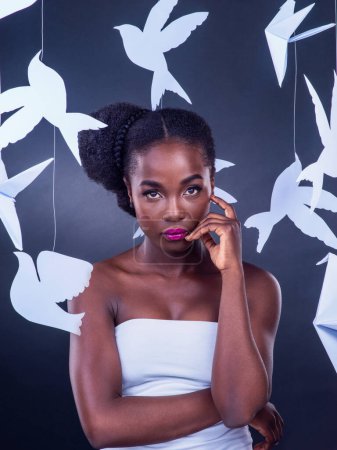 Foto de Mujer africana, retrato y belleza creativa con moda, arte y confianza o empoderamiento con pájaros de papel. Chica negra, diseñadora y maquilladora con origami para decoración, diseño y diversidad cultural. - Imagen libre de derechos