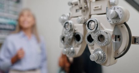 Médico, oftalmológico y clínico con máquina en consultorio para optometría, consulta y examen. Asistencia sanitaria, servicios y tecnología en el lugar de trabajo para pruebas de visión, evaluación y evaluación óptica.