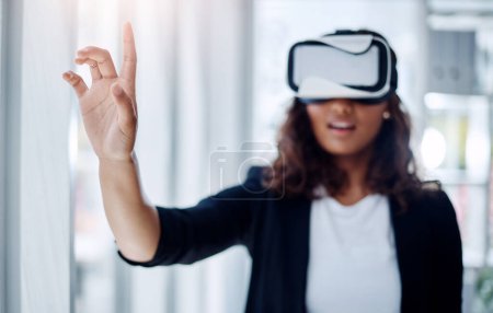 Virtuelle Realität, Technologie und Geschäftsfrau mit digitaler Brille für Webinar, Konferenz und Präsentation. Hand, Bildschirm und futuristische, Rechtsanwalts- und Prozesssimulation mit Metaverse für die juristische Karriere.