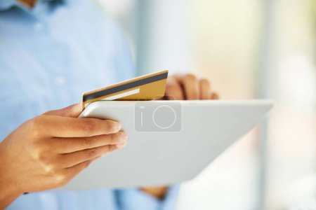 Hände, Tablet und Kreditkarte für den E-Commerce, Online-Shopping und die Zahlung von Krediten oder Steuern zu Hause. Person, Fintech und Technologie für virtuelle Geldbörsen, elektronische Fonds und Finanzbanking oder Haushalt.