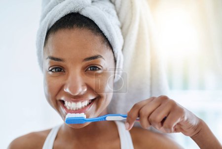 Foto de Chica negra, retrato y cepillo de dientes para la salud bucal en baño, limpieza matutina y dental. Mujer feliz, tratamiento sanitario e higiénico en el hogar, cepillado y ortodoncia para cosméticos. - Imagen libre de derechos