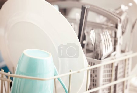 Foto de Limpiar, primer plano y platos o lavavajillas en cocina con plato, taza y cubiertos para la higiene y la rutina. Máquina electrónica, utensilios de cocina y vajilla de limpieza para limpieza, tareas domésticas y tareas domésticas. - Imagen libre de derechos