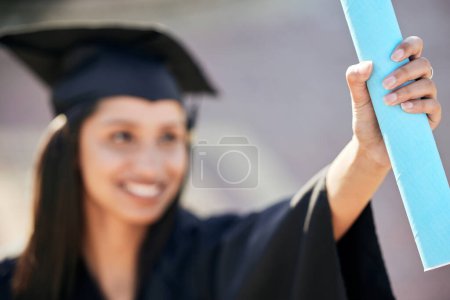 Foto de Graduación, mano y mujer con pergamino en el campus universitario para el logro de la educación. Orgullo, futuro y alumna graduada con diploma universitario, título o certificado para celebrar al aire libre - Imagen libre de derechos