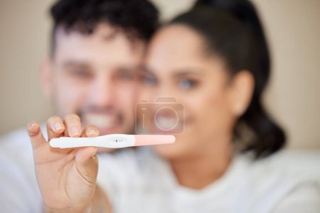Téléchargez les photos : Couple, gros plan et heureux pour le test de grossesse avec des résultats négatifs à la maison, avec sourire. Homme, femme et gai pour les nouvelles de bébé ou de bien-être avec partenaire, annonce médicale et santé. - en image libre de droit