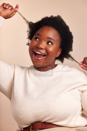 Téléchargez les photos : Femme noire, sourire et croissance des cheveux afro en studio avec fierté, heureux et soins capillaires et ludique. Beauté, personne féminine et plaisir pour le bien-être, revitalisant et traitement à l'huile chaude avec des résultats positifs. - en image libre de droit