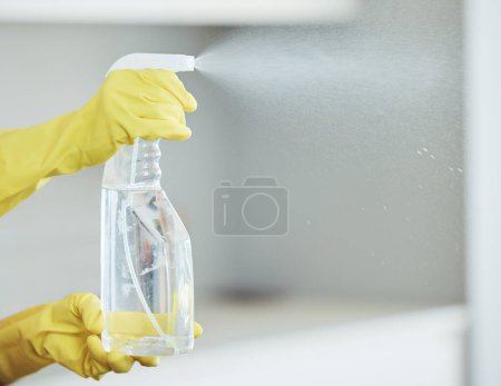 Foto de Manos, guantes de goma y botella de spray con productos químicos, higiene y limpieza apartamento para la protección. Gérmenes, desinfección y productos para la limpieza, limpieza y suciedad en el hogar para la persona. - Imagen libre de derechos