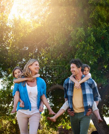 Téléchargez les photos : Famille, heureux et piggyback dans la nature avec amour pour les liens, plaisir week-end et jeux dans le parc avec le soleil. Parents, enfants et repartez pour une activité estivale, des paysages en plein air ou souriez lors d'une promenade matinale. - en image libre de droit