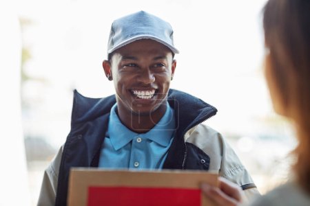 Téléchargez les photos : Smile, package and woman at door with delivery guy for online shopping sales, home distribution and food service. Ecommerce, customer and happy courier with takeout paper bag, mail or post in house. - en image libre de droit