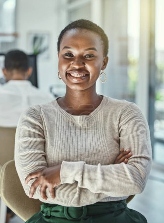 Foto de Retrato, negocios y mujer negra con los brazos cruzados, sonrisa y felicidad en la oficina moderna. Persona africana, cara o empleado con confianza, orgullo y puesta en marcha con ambición profesional o agencia creativa. - Imagen libre de derechos