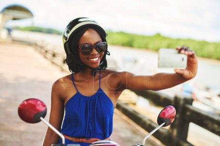 Téléchargez les photos : Femme noire, selfie et scooter dehors avec sourire pour le plaisir en été en vacances ou en vacances. Joie, véhicule et voyage avec bonheur dans la nature avec le touriste en France pour les médias sociaux avec vélo. - en image libre de droit
