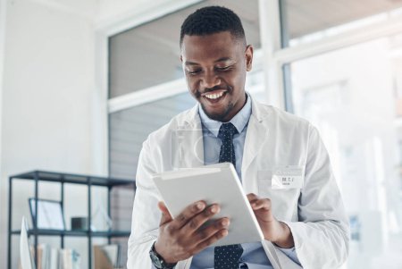 Arzt, schwarzer Mann und glücklich mit Tablet-Online-Ergebnissen elektronischer Krankenakten, verbessertem Wohlbefinden der Patienten und Lesen. Medizinisches Fachpersonal, digitale Technologie und stolz auf Fortschritt und Telemedizin