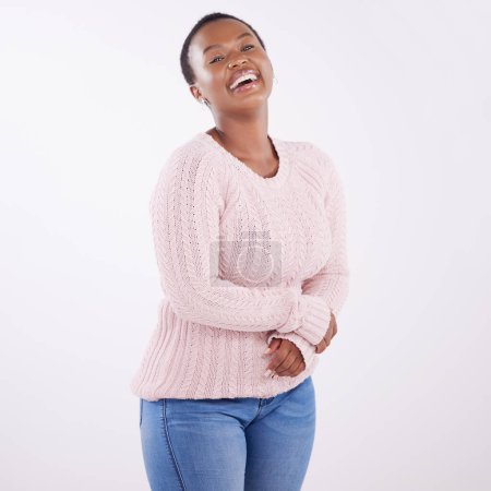 Foto de Moda, mujer negra y retrato de estudio en jersey con sonrisa para el estilo invernal, atuendo cálido y confort. Persona femenina, feliz y segura aislada en fondo blanco para maqueta y moda. - Imagen libre de derechos