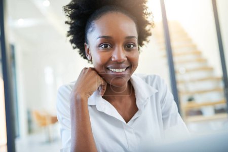 Téléchargez les photos : Portrait, startup et femme noire au bureau, sourire et confiance pour le projet, l'éditeur et l'entreprise. Relations publiques, révision et relecture d'articles, proposition et heureux pour l'entreprise et le travail. - en image libre de droit