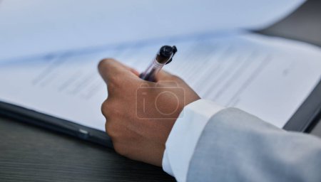 Hände, Papierkram oder eine Person mit Vertrag zur Unterzeichnung des Antrages oder des Schriftstücks für eine Lebensversicherung. Compliance, Nahaufnahme oder Unterschrift des Kunden für Geschäftspolitik, Rechtsform oder Eigentumsvertrag.