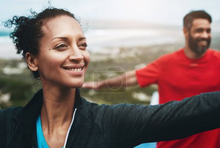 Téléchargez les photos : Femme, étirements et bras pour le yoga en plein air avec échauffement, pilates et activité matinale pour une flexibilité avec le sourire. Les gens, l'exercice et le travail d'équipe pour la forme physique par l'océan avec bien-être, heureux et actif. - en image libre de droit