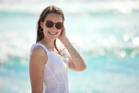Foto de Playa, mujer y gafas de sol para la libertad mientras feliz en vacaciones, vacaciones y viaje en California. Viajero femenino, océano y naturaleza para la paz, relajarse y disfrutar de un viaje de verano con chica confiada. - Imagen libre de derechos