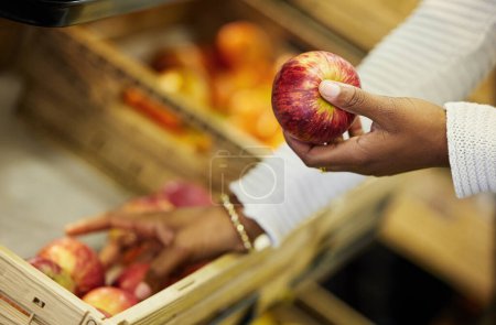Téléchargez les photos : Pommes, choix et épicerie pour les commerçants, fruits et supermarchés pour les détaillants et les clients. Vegan, sain et ingrédients pour femme, marché et choix d'aliments frais ou biologiques pour l'alimentation. - en image libre de droit