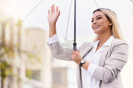 Téléchargez les photos : Ville, grêle et femme d'affaires avec saison météo parapluie, pluie ou protection de l'eau à l'extérieur. Extérieur, trajet quotidien et voyage sur le lieu de travail pour une journaliste, geste de la main et voyage à Londres. - en image libre de droit