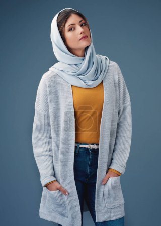 Foto de Retrato, estudio y moda con mujer musulmana, ropa para eid fitr o modestia para la religión y la fe. Fondo gris, pañuelo de gasa hijab con modelo saudí, de moda o seguro para la cultura islam. - Imagen libre de derechos