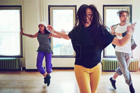 Téléchargez les photos : Indoor, hip hop et groupe de danseurs pour l'action, breakdance ou performance ensemble pour la répétition. À l'intérieur, pratique ou freestyle de personnes talentueuses avec des compétences, de l'exercice ou de l'énergie pour le divertissement. - en image libre de droit