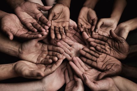 Téléchargez les photos : Les mains, les gens et mendier avec geste pour le symbole avec le groupe pauvre ou la pauvreté avec l'unité dans la communauté. Gratitude, gentillesse et soutien avec signe de solidarité avec la diversité ou de connexion avec ensemble - en image libre de droit