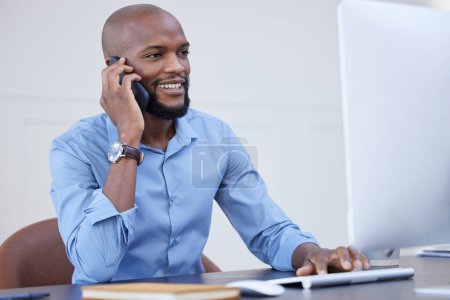 Foto de Hombre negro, oficina y conversación en llamada telefónica con el ordenador para la investigación en línea, información e ideas en la empresa de puesta en marcha. Gerente de proyectos, networking y sonrisa para la comunicación de negocios. - Imagen libre de derechos