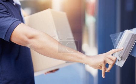 Hände, Türklingel und Kurier mit Paket für E-Commerce-Lieferung, -Übertragung und -Verteilung. Mann, Box-Paket und klingelnde Sprechanlage für Sicherheit, Bestätigung und Kommunikation