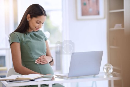 Foto de Embarazada, laptop y empresaria en casa oficina con felicidad por maternidad con trabajo remoto. Sonrisa, trabajador y tecnología con diseñador web o escritor con computadora para blog en línea en Canadá - Imagen libre de derechos