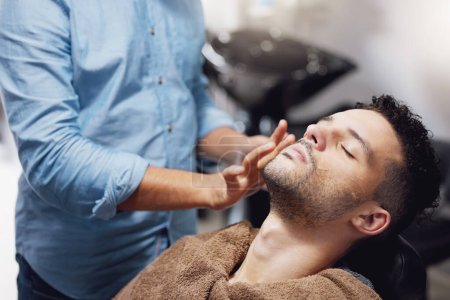 Téléchargez les photos : Barbier, homme et salon pour toiletter le client dans le salon de coiffure avec les mains, la personne et les soins de la peau. Coiffeur professionnel, visage et anti-âge ou marié pour le traitement de la moustache, l'auto-soin et le soin des cheveux du client. - en image libre de droit
