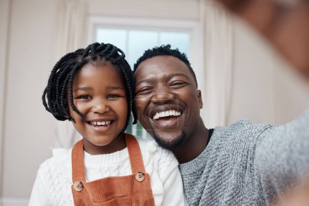 Téléchargez les photos : Black man, selfie and young daughter with smile for happiness, love and support at home. Single parent, child and enjoyment in living room for picture, good memories and playful together in house. - en image libre de droit