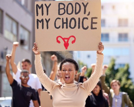 Affiche femme, protestation et égalité des sexes avec soutien féministe pour l'autonomie du corps, la solidarité ou la politique. Personnes, groupes et avortements pour des droits reproductifs ou lutte gouvernementale, justice ou changement.