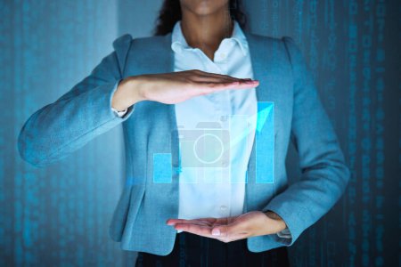 Foto de Superposición, mujer y manos con holograma gráfico para negocios en línea, de inversión y análisis por la noche. Tecnología, mercado de valores y comerciante en la oficina para la computación digital, financiera y en la nube para crypto. - Imagen libre de derechos
