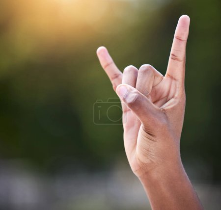 Foto de Espacio, mano y shaka firman con persona como gesto de agradecimiento, saludo y opinión por el primer plano. Afuera, emoji y señal al aire libre como símbolo para llamarme, contacto y aliento con maqueta. - Imagen libre de derechos