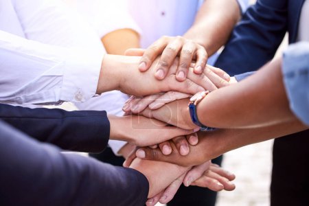 Unternehmen, Menschen und Hände stapeln sich draußen für Unterstützung, Gruppen- und Teambildung für Vertrauen und Zusammenarbeit. Mitarbeiter, Unternehmensziele und unsere Vision mit professioneller, unternehmerischer Teamarbeit.