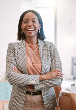 Foto de Oficina, feliz y retrato de mujer negra con sonrisa para trabajo profesional, orgullo y administración. Consultor, brazos cruzados y cara con confianza para empresa, ambición y carrera en agencia. - Imagen libre de derechos