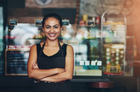 Café, Geschäftsinhaber oder Porträt einer glücklichen Frau mit verschränkten Armen in einem Start-up oder Restaurant mit einem Lächeln. Über uns, Unternehmer oder stolze Kellnerin, bereit für Service, Verkauf oder Exzellenz im Café.