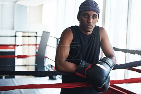 Téléchargez les photos : Homme noir, boxeur et portrait pour l'entraînement, l'exercice ou l'entraînement de remise en forme prêt pour le combat au gymnase. Combattant africain, boxe et sports de compétition pour le ring match, la santé et le bien-être avec endurance. - en image libre de droit