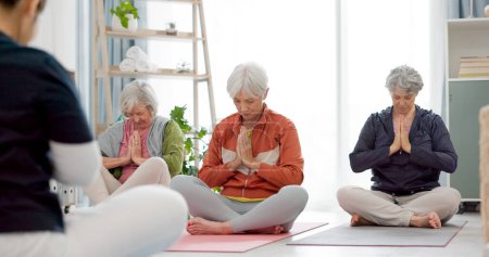Mujeres mayores, inicien yoga y entrenador hablando de salud, bienestar y entrenamiento espiritual, ideas de apoyo y ejercicio. Entrenamiento, clases de pilates y personas mayores, clientes y entrenador personal para la planificación.