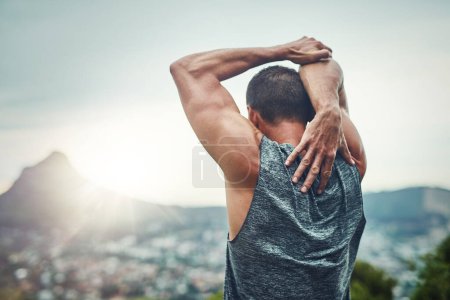 Téléchargez les photos : Stretching, bras et dos de l'homme entraînement en plein air sur la montagne le matin pour des avantages à la forme physique. Athlète, préparer et lever du soleil entraînement avec résilience en été défi avec des progrès dans l'exercice. - en image libre de droit