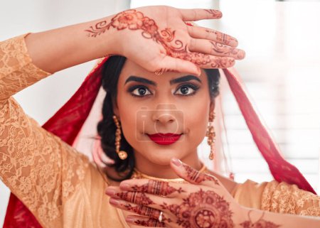 Foto de Novia india, retrato y henna para la boda, celebración y amor por el matrimonio. Mujer, accesorios y cultura con mehendi tradicional, sari y joyas de novia hindú para el compromiso y la felicidad. - Imagen libre de derechos