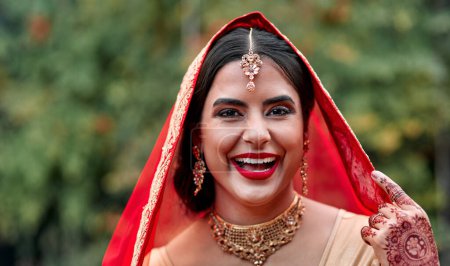 Téléchargez les photos : Indien, mariée et portrait avec rire et voile de mariage pour la célébration et l'événement de mariage avec la mode hindoue. Bijoux, maquillage et femme avec tradition et culture avec robe et henné pour la religion. - en image libre de droit