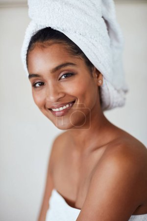 Afrikanerin, Haut oder Handtuch mit Gesicht im Badezimmer für natürliche Schönheit, Kosmetik mit Hygiene. Weibliches Modell, Lächeln oder Make-up mit Zuversicht auf grauem Hintergrund im Porträt, Glück mit der Ästhetik.