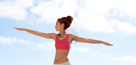 Outdoor, Yoga oder Frau mit offenen Armen für Gesundheit, Wellness oder Körperhaltung in Routine oder Profil. Himmel, Zen Yogi oder Mädchen Stretching in Pilates-Sitzung für Achtsamkeit, Wohlbefinden oder Balance zum Entspannen.