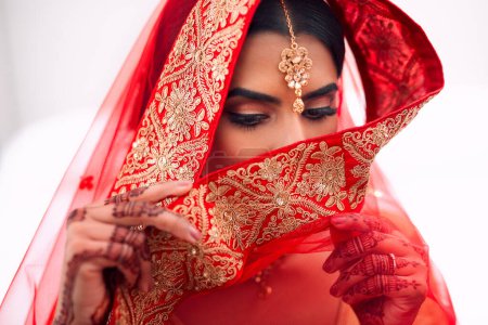 Indianer, Braut- und Hochzeitsschleier für Feier und Hochzeitsfeier mit hinduistischer Mode und Stil. Schmuck, Make-up und Frau mit traditioneller Kultur und Ehe mit Kleid und Henna mit Religion.
