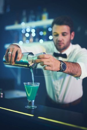 Barman, cocktail et verser de l'alcool dans la boîte de nuit pour le service, commande et comptoir serveur avec hospitalité. Barman, employé et préparer une boisson dans un verre lors d'un événement social, happy hour et servir de l'alcool.