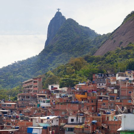Maisons, ville et architecture avec des infrastructures sur la colline pour le développement de la pauvreté, de la population et du quartier au Brésil. Bâtiment, pauvres et paysage urbain dans la colonie de Sao Paulo pour les inégalités.