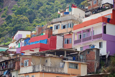 Drohne, Stadt und Gebäude oder informelle Siedlung, Architektur und Infrastruktur für die Stadtentwicklung. Stadt, Lage und Outdoor für touristische Reisen in Luftaufnahmen, Immobilien und Favelas in Brasilien.