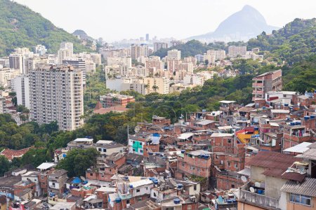 Drohne, Stadt und Gebäude oder Wohnungsbau, Architektur und informelle Infrastruktur. Stadt, Lage und Outdoor für touristische Reisen in Luftaufnahmen, Immobilien und Favelas Siedlung in Brasilien.