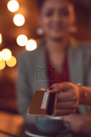 Foto de Mano, tarjeta de crédito y mujer pagando por el café en la cafetería para el servicio de hospitalidad con pos sin papel. Caja, barista y persona femenina con pago de cappuccino, espresso o latte en restaurante - Imagen libre de derechos